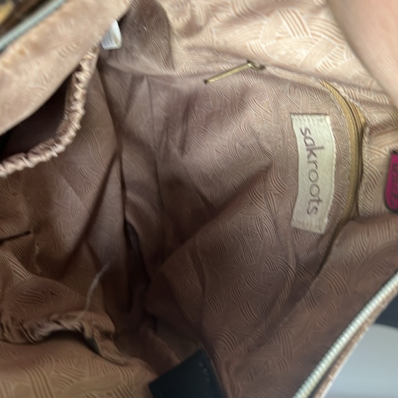 New Sakroots Crossbody purse handbag, Floral design gold lining keychain. PEACE! - Picture 10 of 13